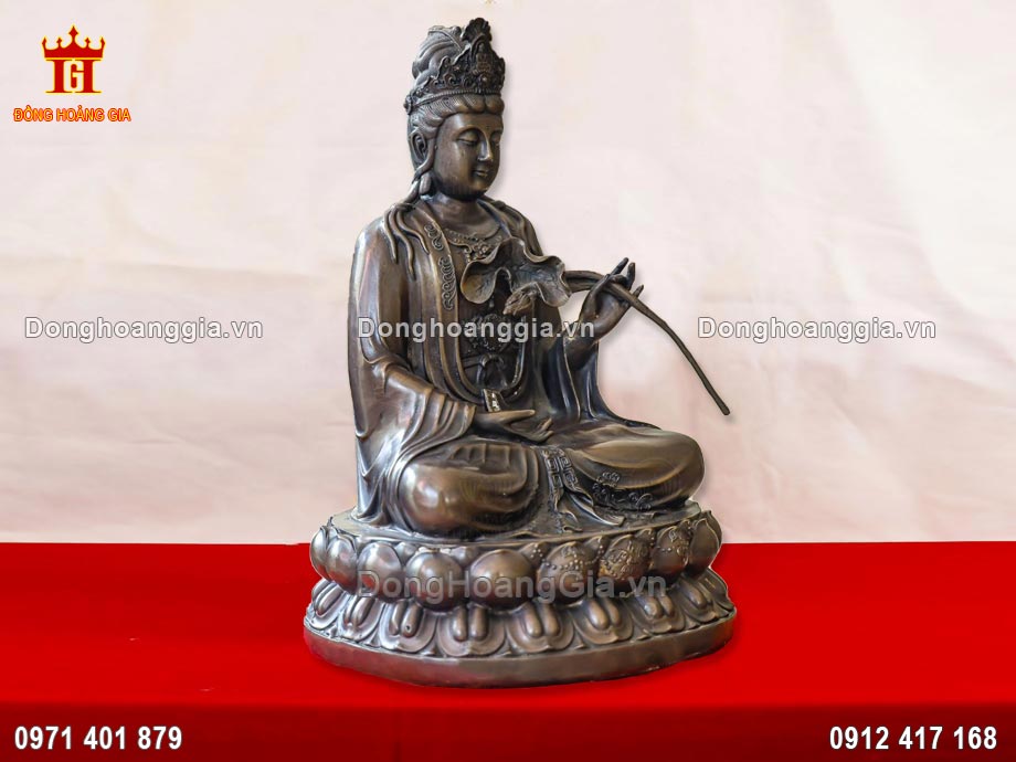 Pho tượng Đại Thế Chí Bồ Tát được đúc hoàn toàn từ nguyên liệu đồng vàng nguyên chất